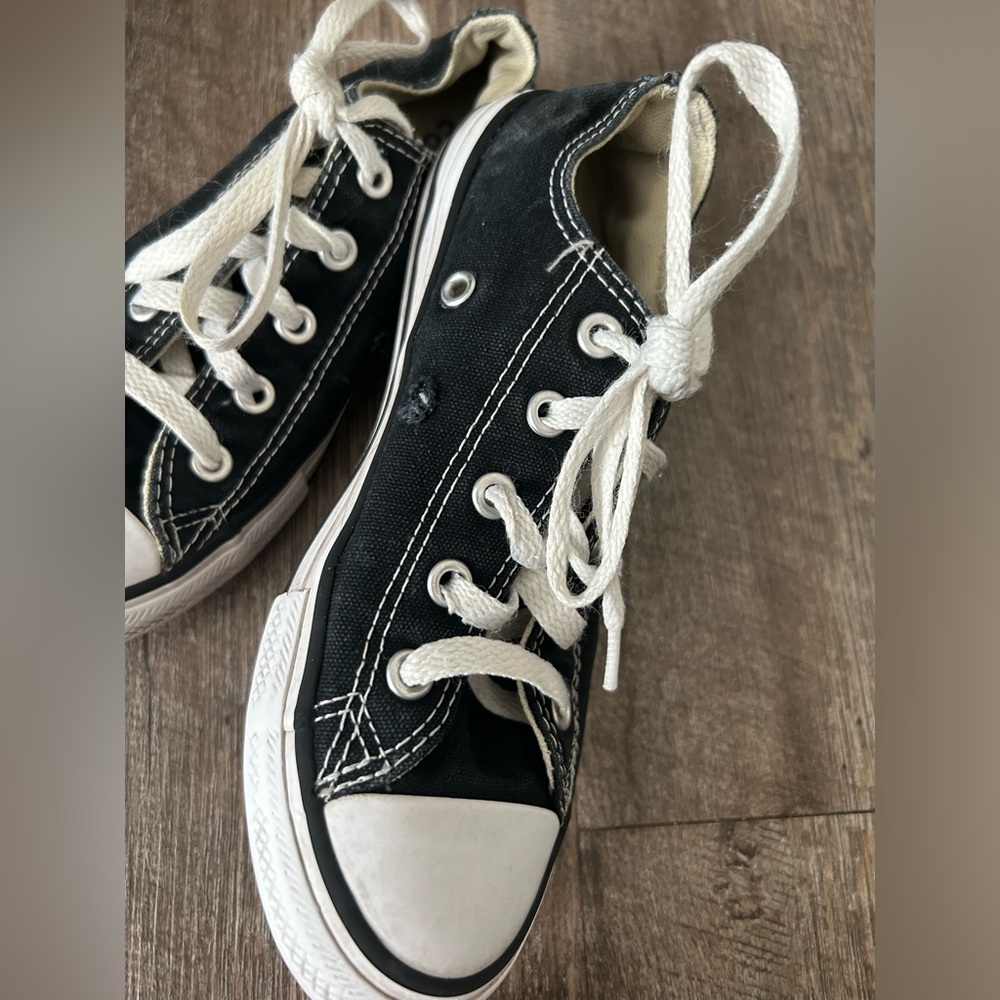 🌸 $10 SALE 🌸 Converse Kids Black Sneakers - Picture 3 of 12